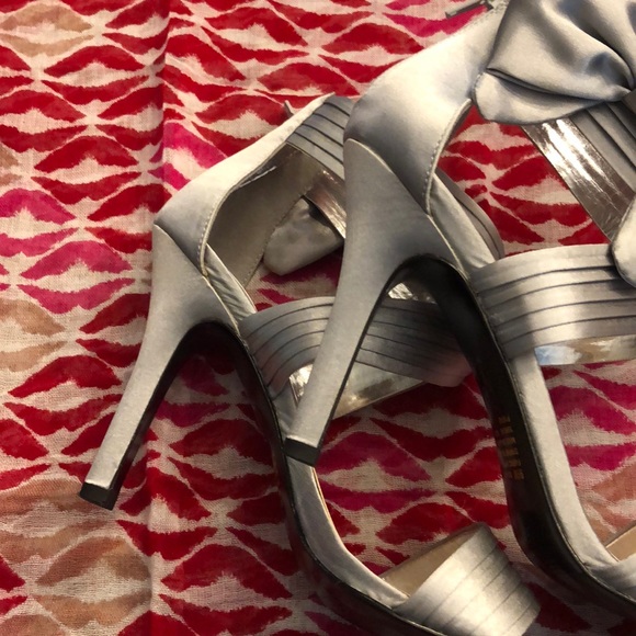 ๐๐ Pretty Silver Satin Heels ๐ ๐ - Picture 7 of 8